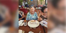 Muy contenta, Chiquis Arroyo disfrutó de una rebanada de su pastel de cumpleaños.