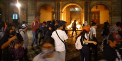 Foto: Luis Alberto Cruz / Normalistas vandalizan de nuevo Palacio de Gobierno.