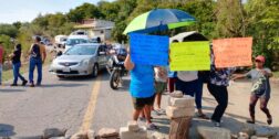 Foto: Adalberto Max / La presidenta municipal de Tecomavaca abandona el cargo y da la espalda a los pobladores.