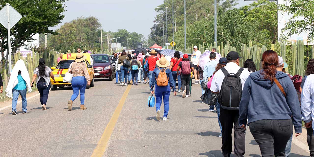 Foto: Luis Alberto Cruz / Prestadores de servicios reportan pérdidas millonarias por los bloqueos al Aeropuerto de Oaxaca.