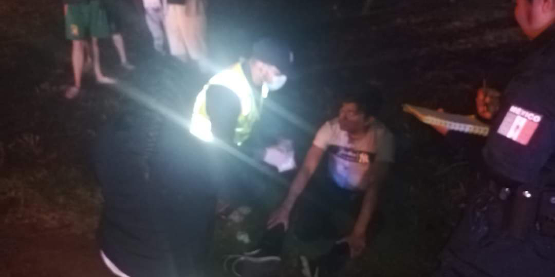 Paramédicos de la Villa de Zaachila le brindaron los primeros auxilios. Motociclista derrapa en el crucero de la Y | El Imparcial de Oaxaca