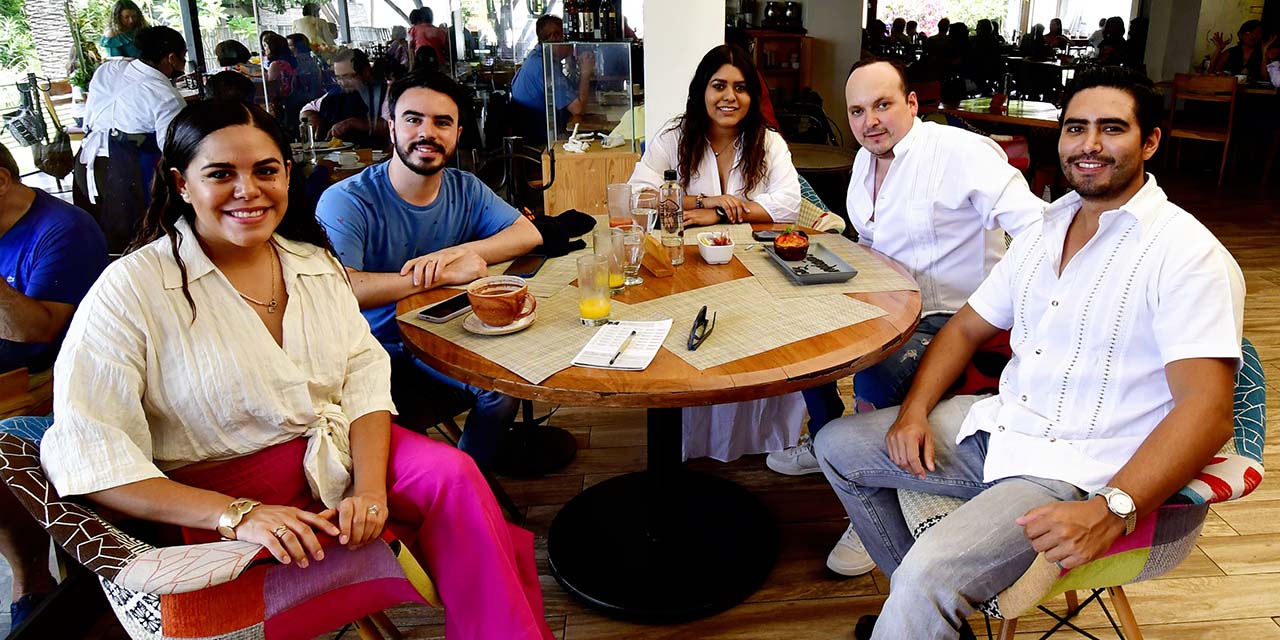 Fotos: Rubén Morales / Rafael Gutiérrez escuchó las Mañanitas de sus amigos, con quienes también desayunó.
