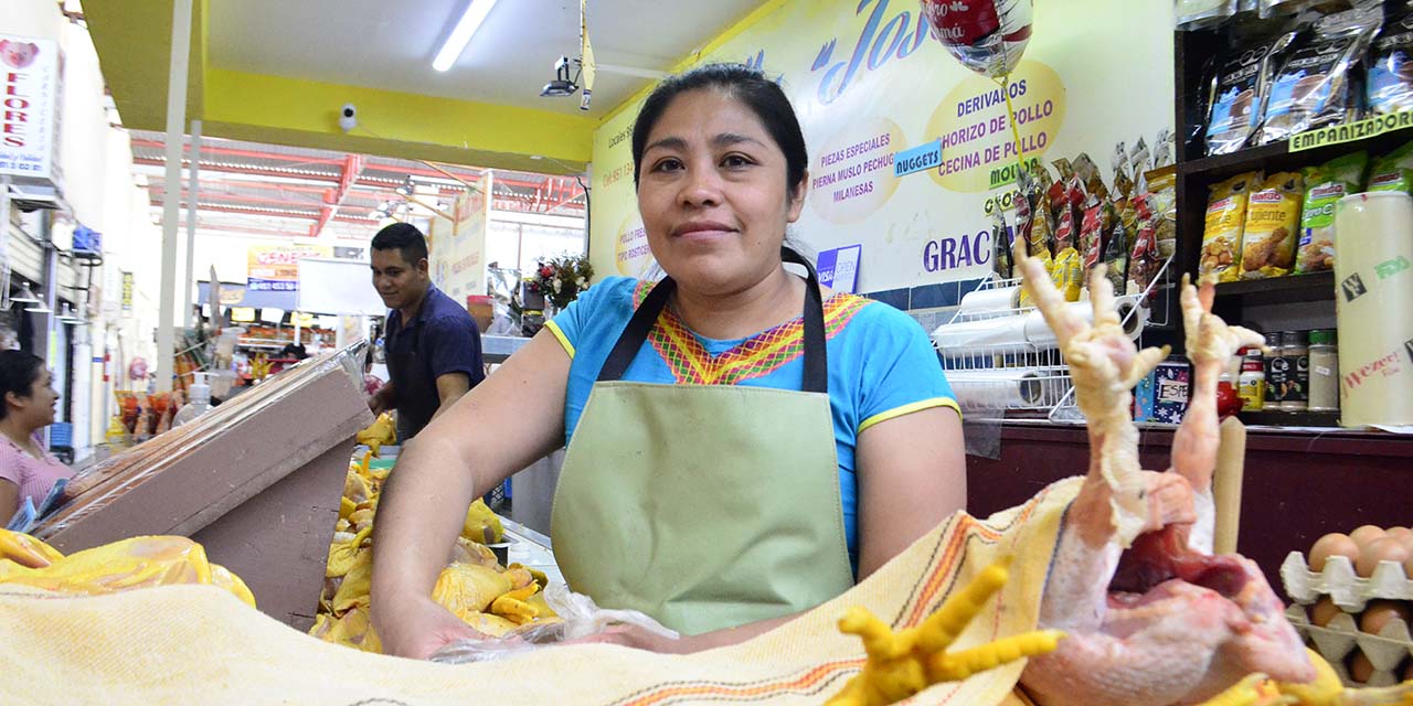 “La gente ahora pide tres cuartos del producto o por pieza, ya que solo piden de tres a cuatro piezas”: Sandra Robles Ortiz, propietaria de la pollería José