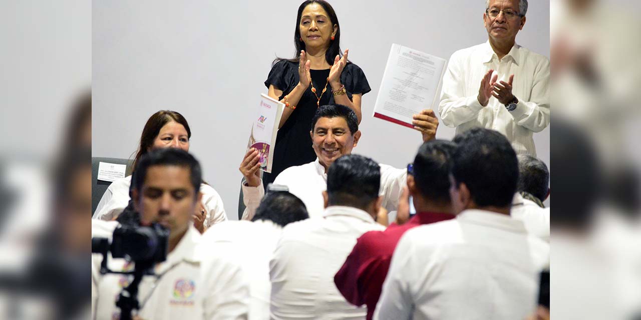 Foto: Adrián Gaytán / Salomón Jara muestra el documento que contiene el Plan Estatal de Desarrollo para los siguientes seis años.