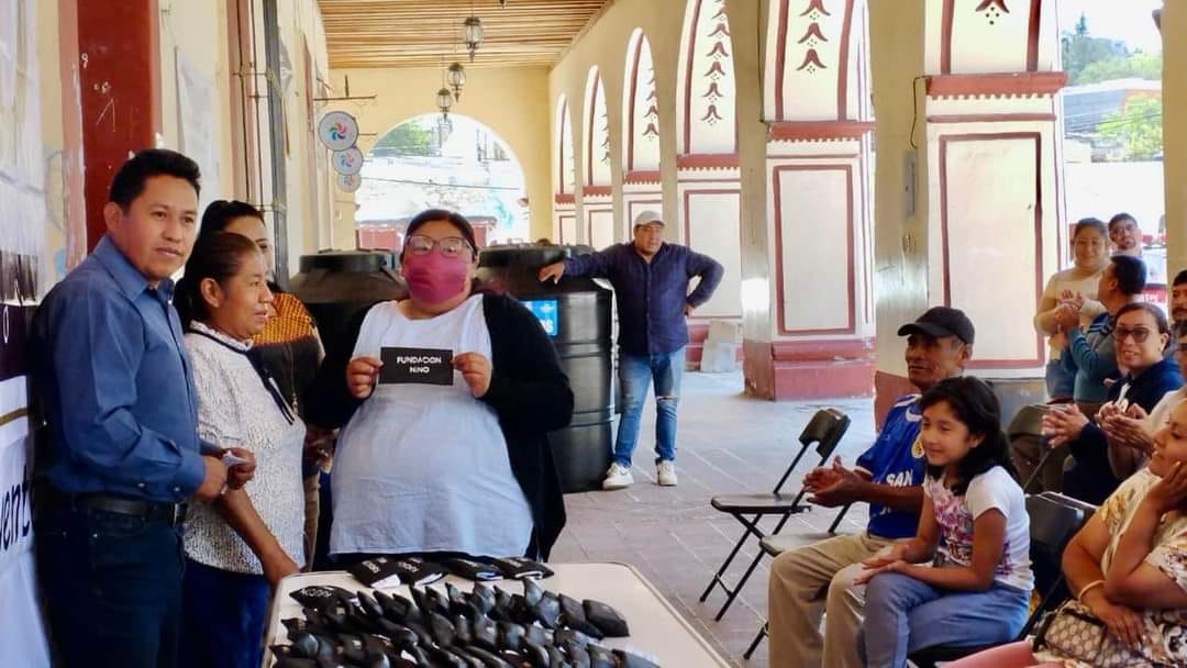 Entrega Fundación Nino lentes gratis, en San Pedro y San Pablo Teposcolula