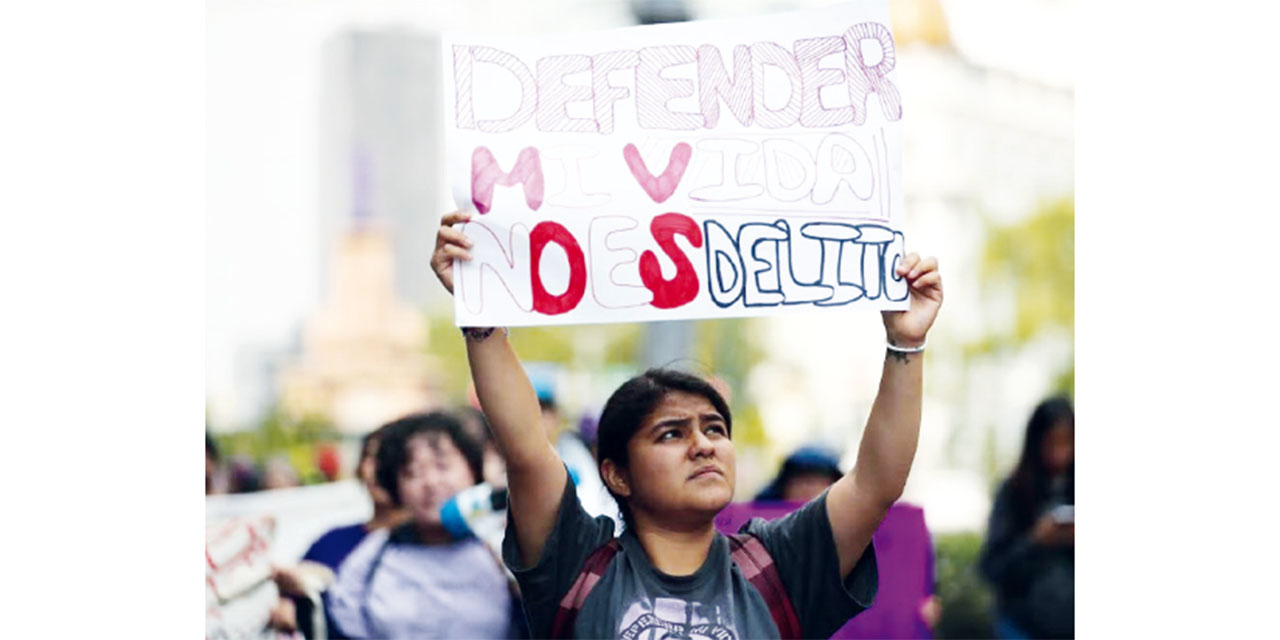 Roxana, con un pie afuera, acumula apoyos | El Imparcial de Oaxaca