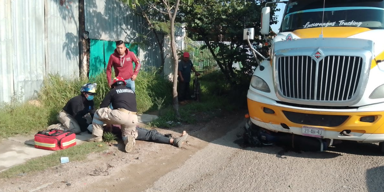 Motociclista casi muere arrollado por tráiler | El Imparcial de Oaxaca