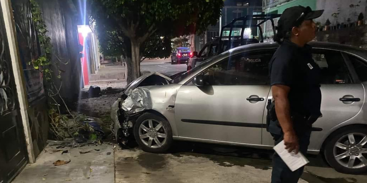 Briago estrella su auto contra vivienda en Matías Romero | El Imparcial de Oaxaca