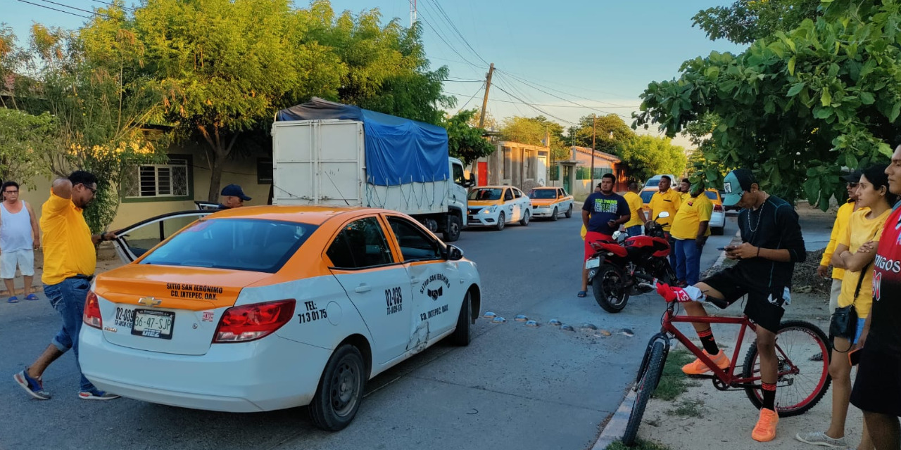 Motociclista se estampa contra un taxi | El Imparcial de Oaxaca