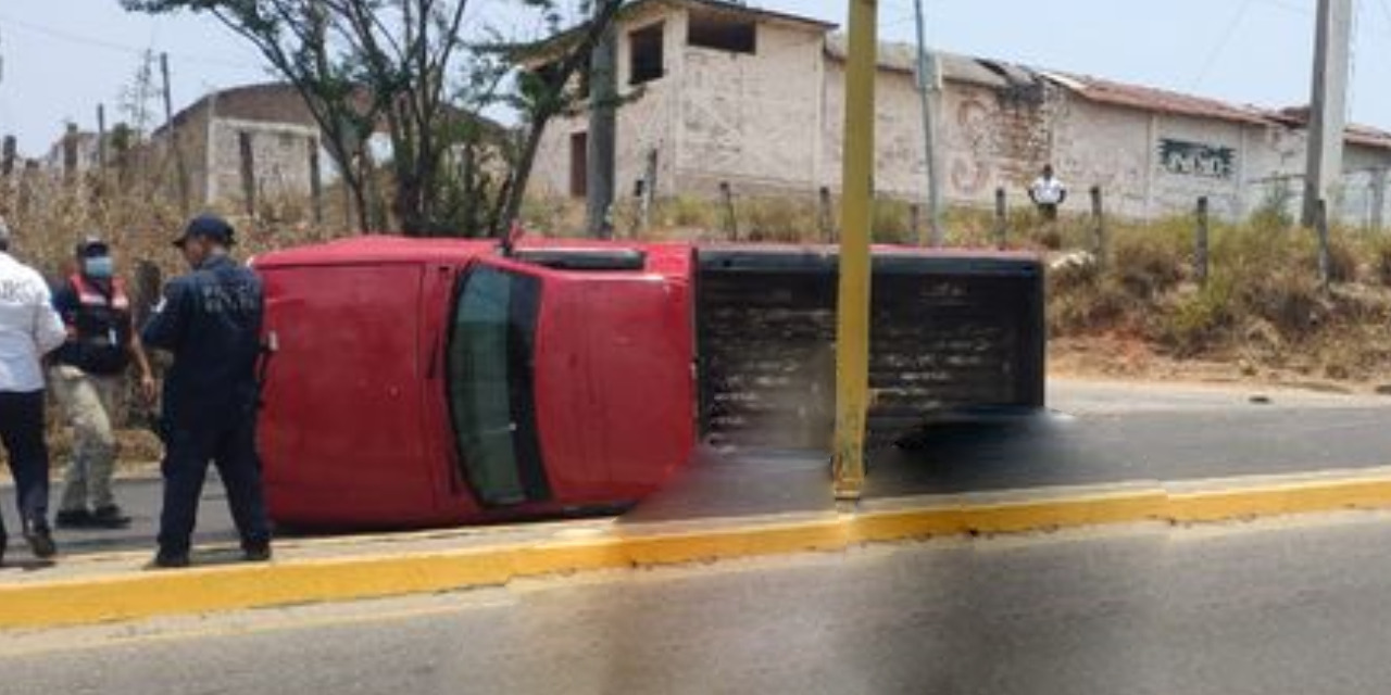 Se queda sin frenos y vuelca aparatosamente en Pinotepa | El Imparcial de Oaxaca