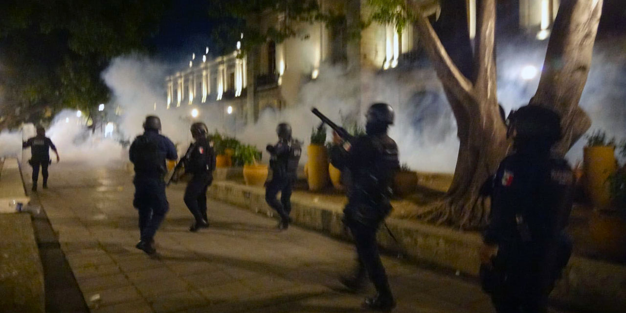 Foto: Luis Cruz / Policías entran al zócalo a desalojar a normalistas, el martes por la noche.