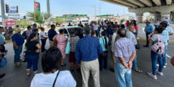 Foto: Luis Alberto Cruz / Integrantes del STEUABJO bloquean el crucero de 5 Señores.