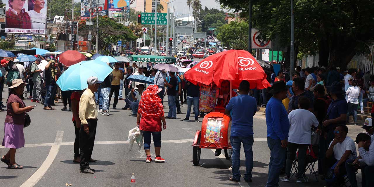 Foto: Luis Alberto Cruz / Ante la falta de respuestas, maestros de la Sección 22 radicalizan protestas en la capital y bloquean cruceros.