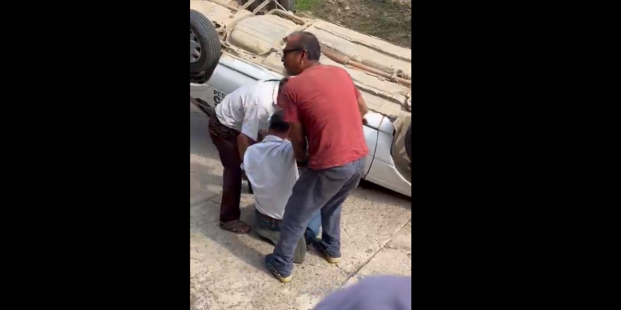 (VIDEO) ¡Vaya susto! Vuelca taxi y sale arrastrándose | El Imparcial de Oaxaca