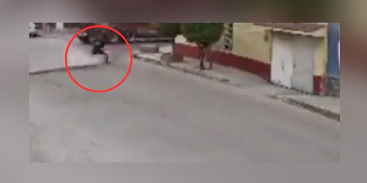 VIDEO:Motociclista muere instantáneamente al caerle un poste de luz | El Imparcial de Oaxaca