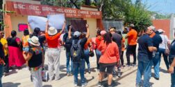 Con pancartas en mano y lonas, un enorme grupo de manifestantes gritó consignas frente a la Secundaria General “Heliodoro Charis Castro”.