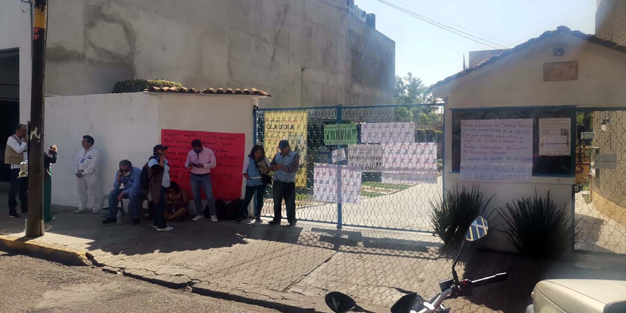 Foto: El Imparcial de Oaxaca / Protestan por despidos en la DDHPO