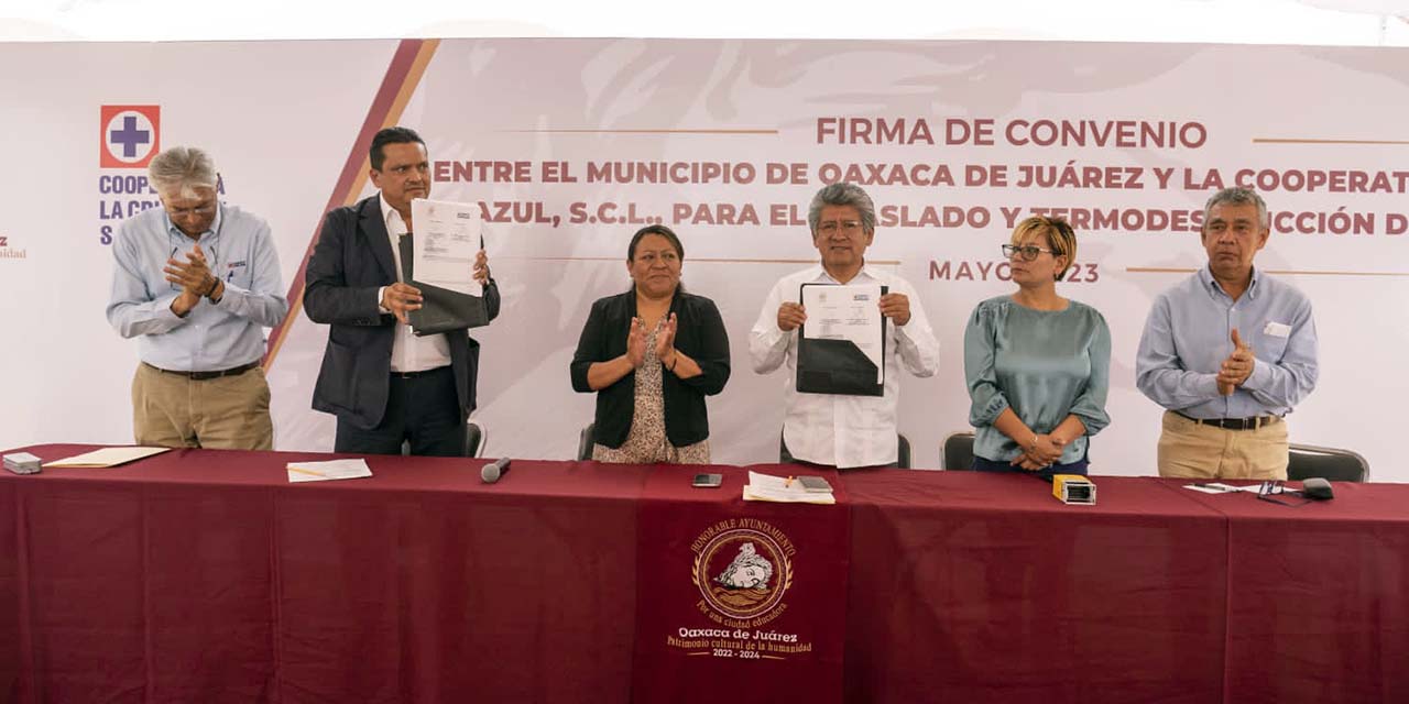 El presidente municipal de Oaxaca de Juárez, Francisco Martínez Neri, y el gerente de la Planta Lagunas Oaxaca de la Sociedad Cooperativa La Cruz Azul, Mario Francisco Morán Lagunes, firman convenio de colaboración.