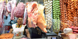 Fotos: Adrián Gaytán / En el mercado Benito Juárez, Reyna y su familia despachan todo tipo de cortes y formas de la carne de res y cerdo.