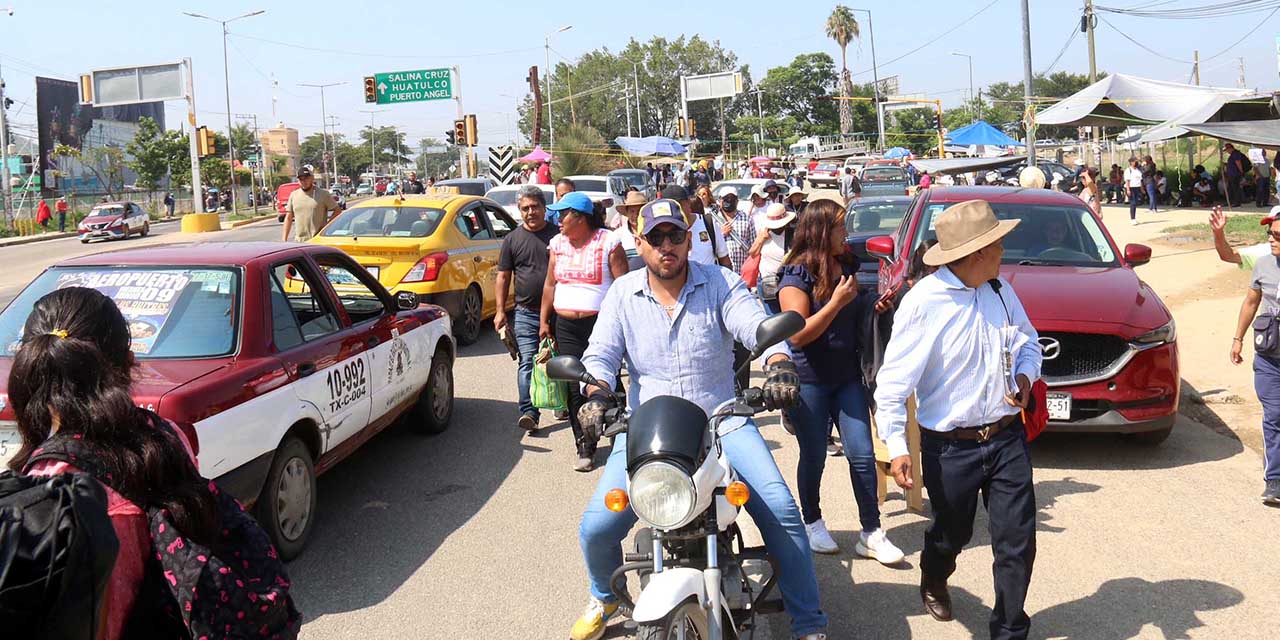 Foto: Luis Alberto Cruz / En el tercer día de paro, integrantes de la S-22 bloquean la carretera 175, en el crucero del Aeropuerto.