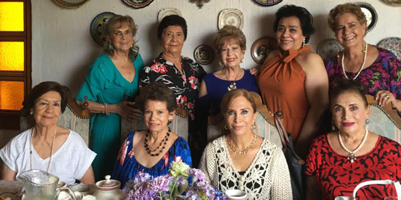 El grupo de amigas pasó un ameno momento en casa de Anita Orduña consintiendo a Juanita Gómez.
