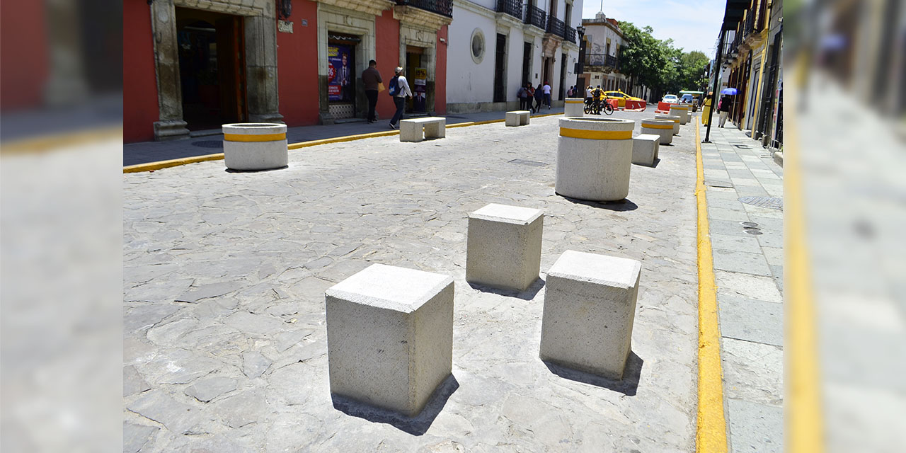 Foto: Adrián Gaytán / El mobiliario urbano para convertir 9 vialidades en áreas peatonales para Guelaguetza.