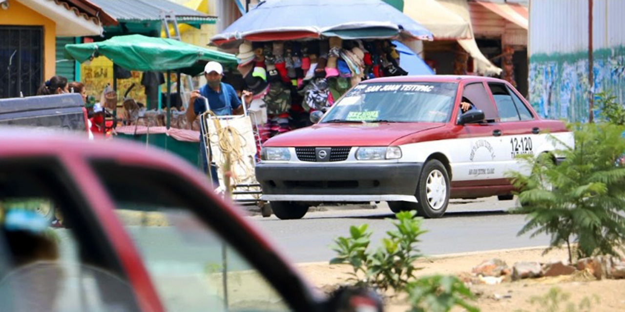 Foto: Luis Cruz / En el perímetro del Mercado Abasto taxis foráneos circulan y ofrecen servicio sin placas.