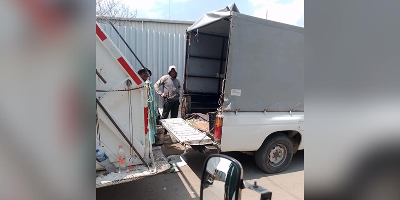 Foto: Redes sociales / Traslado de basura de una camioneta pirata a un camión recolector.