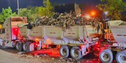Foto: Luis Cruz / La tarde noche de ayer inició el retiro de desechos del basurero clandestino ubicado en el playón de riberas del Atoyac.