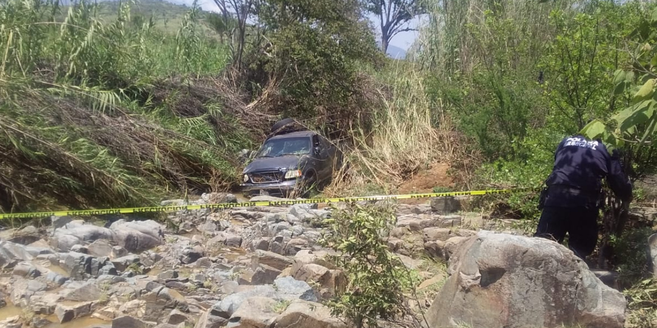 Hallan cuerpo dentro de camioneta en río en Ocotlán | El Imparcial de Oaxaca
