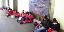 Foto: Adrián Gaytán / Integrantes del MULTI permanecen en los corredores de Palacio de Gobierno.