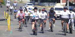 Foto: Adrián Gaytán / Integrantes del Colectivo Gabi Bici Blanca y familiares del doctor Pedro Constantino García, pedalean desde la ciudad de Oaxaca hasta el lugar del accidente.