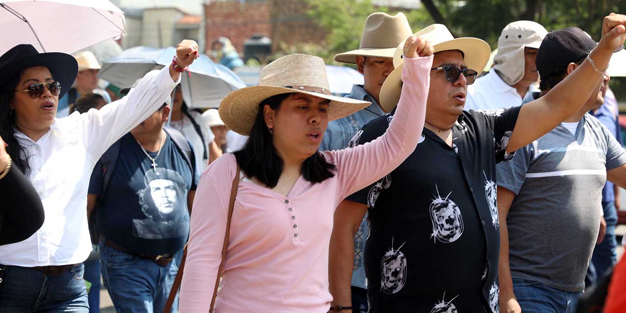 Foto: Luis Alberto Cruz / La dirigente Yenni Pérez Martínez, encabeza marcha de Viguera al Zócalo de la ciudad.