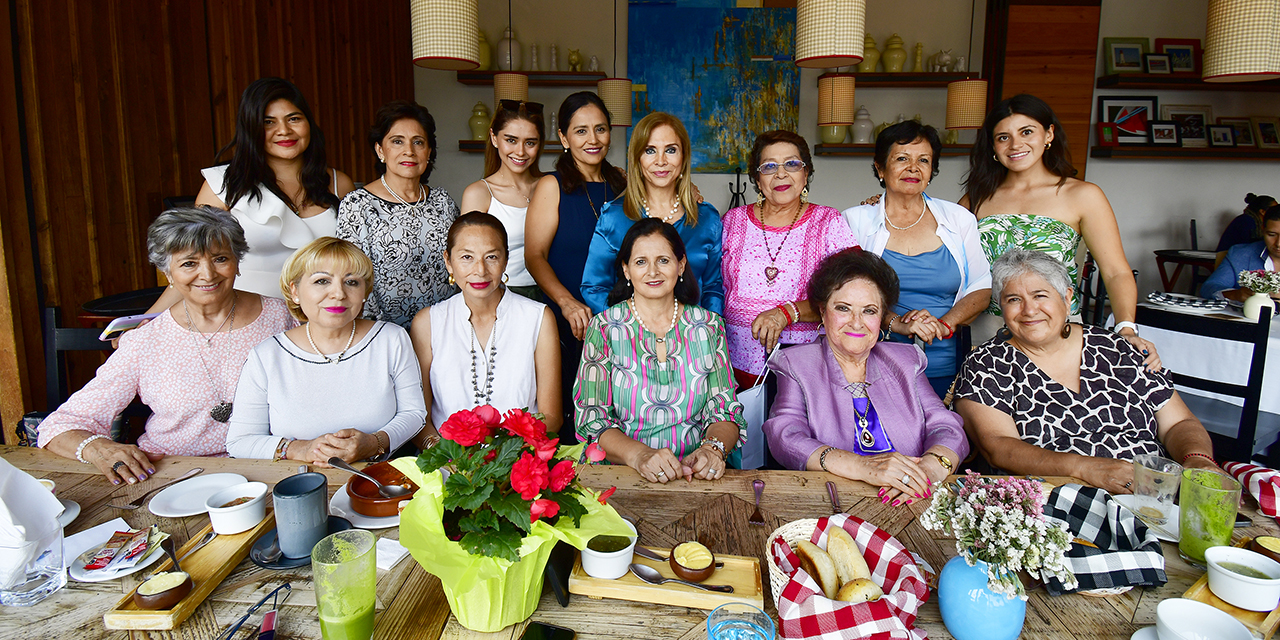 Fotos: Rubén Morales / Las amigas de Cristina la apapacharon por motivo de su cumpleaños.