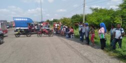 Bloqueo de habitantes de Santa María Chimalapas sobre la carretera 185.