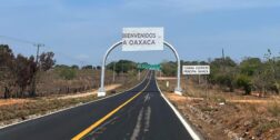 La carretera federal Costera 200, en límites de Oaxaca y Guerrero, está solitaria.