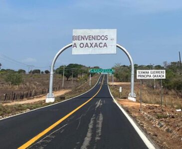 La carretera federal Costera 200, en límites de Oaxaca y Guerrero, está solitaria.