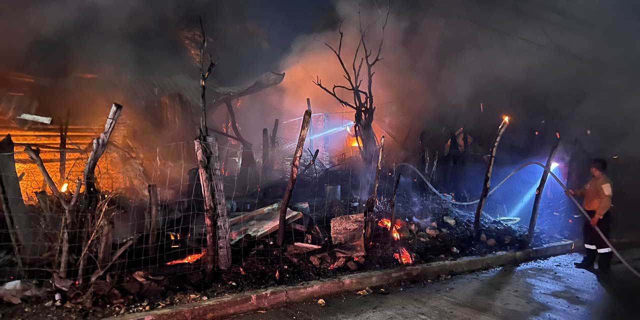 Se incendia bodega   de material reciclado   en Pinotepa Nacional  | El Imparcial de Oaxaca