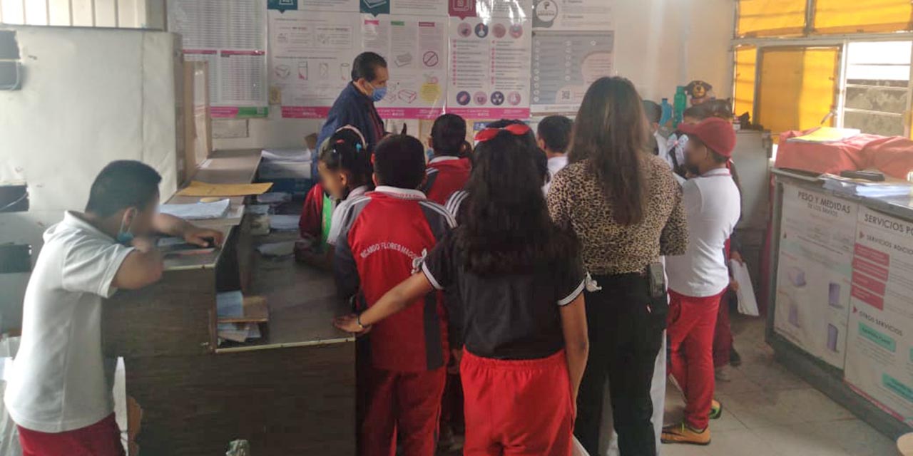 Los alumnos de primaria conocieron las oficinas de Correos de Huautla.