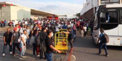 Foto: Luis Alberto Cruz / Maestros de la Sección 22 toman la terminal de primera clase y bloquean la Calzada Héroes de Chapultepec.