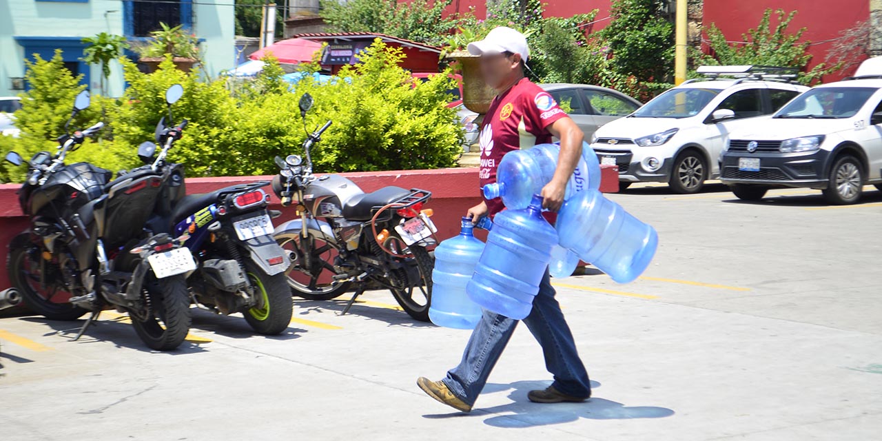 Foto: Adrián Gaytán / Mala calidad del agua y escasez obliga a capitalinos a comprar agua de garrafón.