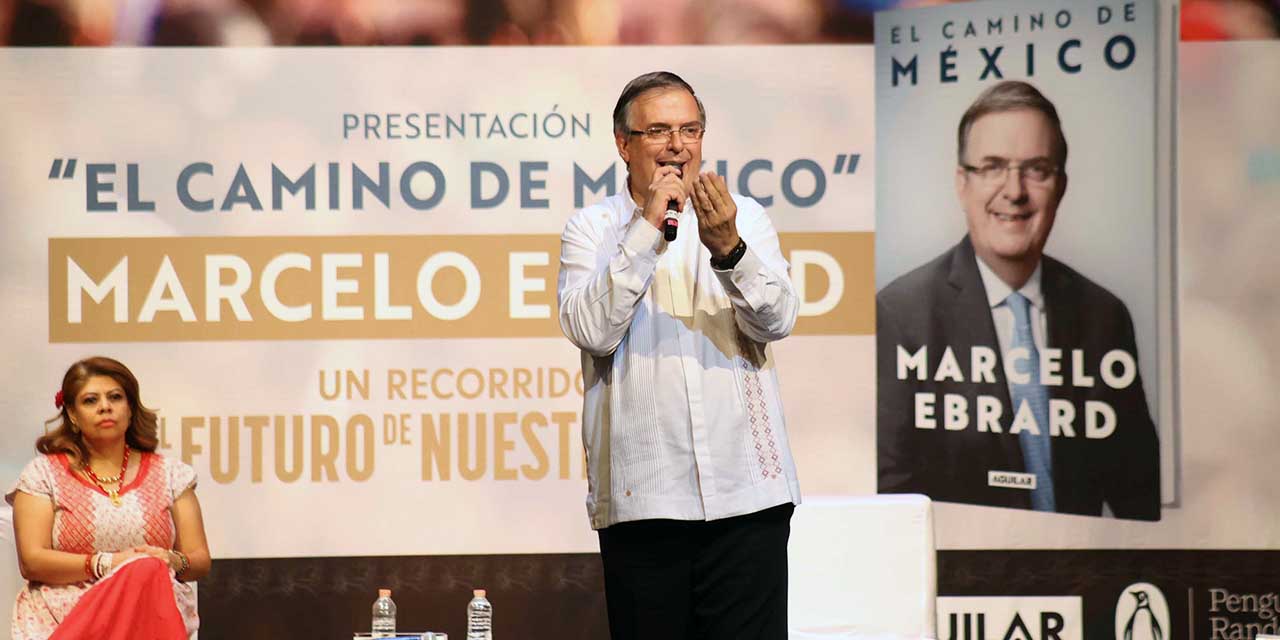 Foto: Luis Cruz / Marcelo Ebrard durante la presentación de su libro en Oaxaca.