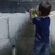 Niño conmueve al servir agua a aves en medio del intenso calor