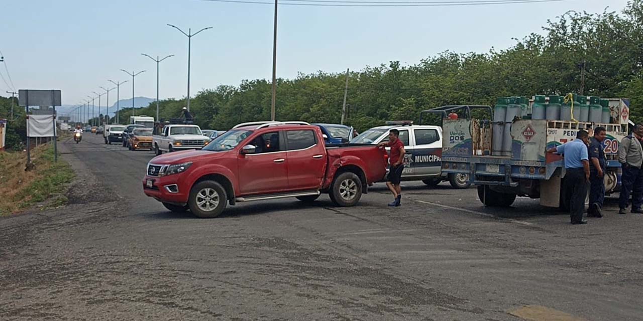 Aparatoso choque deja daños materiales en Salina Cruz