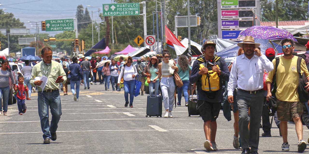 Foto: Luis Alberto Cruz / Otro golpe al sector turismo con el bloqueo de la Sección 22 en el crucero del Aeropuerto.