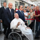 Papa Francisco sale del hospital tras operación abdominal