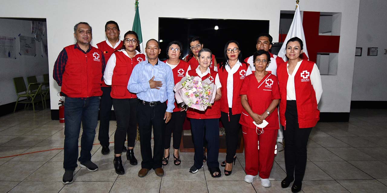 Foto: Rubén Morales / Personal de la Cruz Roja Mexicana delegación Oaxaca entregó un reconocimiento a Lupita Borges, al dejar la presidencia de la institución.