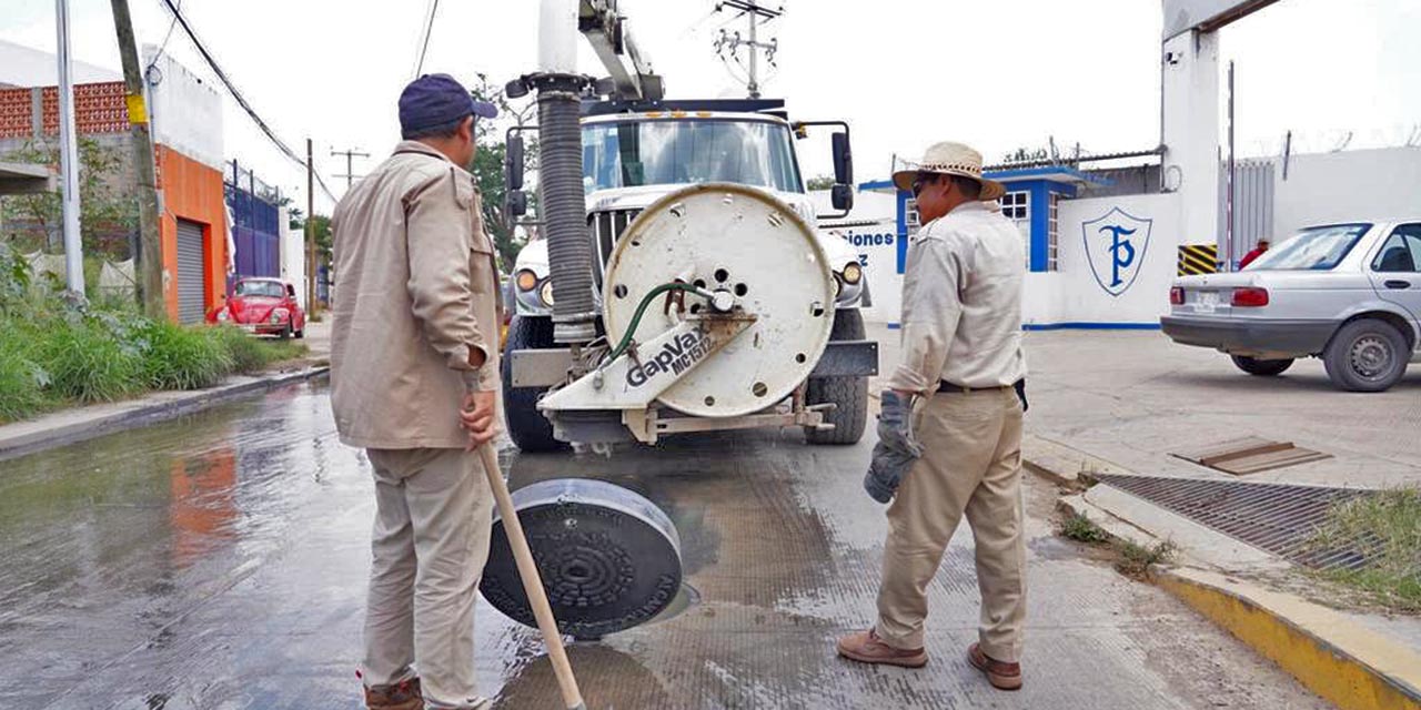 Personal de Soapa realiza trabajos de desazolve en la red de drenaje de la capital.