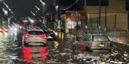 Foto: Luis Alberto Cruz / Por las inundaciones, vehículos varados en Camino Nacional, justo enfrente del Centro de Convenciones de Oaxaca.