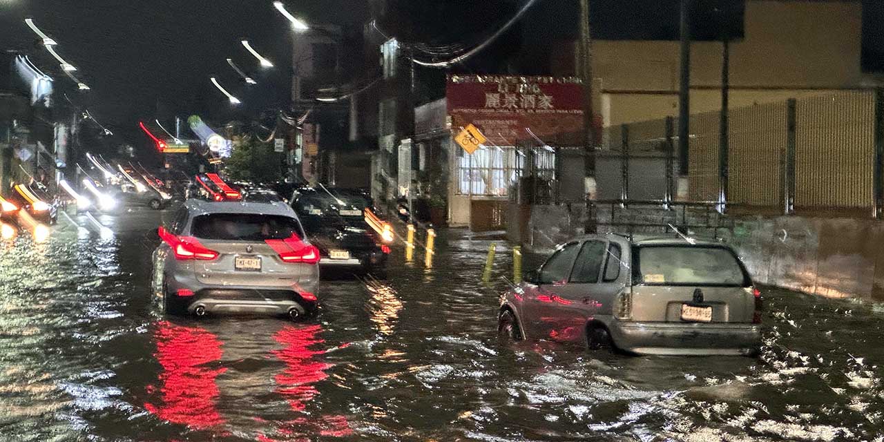 Foto: Luis Alberto Cruz / Por las inundaciones, vehículos varados en Camino Nacional, justo enfrente del Centro de Convenciones de Oaxaca.